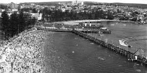 Crowds at Manly Cove harbour pool in the 1930s.
