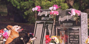 The Animal Memorial Cemetery and Crematorium in Berkshire Park,2003.