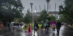 The AFL match between Geelong and Hawthorn at the MCG was delayed for 40 minutes due to lightening.