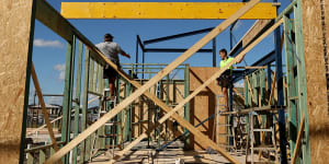 Falling house prices would contribute to a rise in home construction business insolvencies,Reserve Bank documents suggest.
