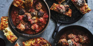 Meatballs “al forno” with cheesy garlic bread.