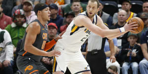 Ingles helps Jazz win fifth straight,Simmons fires for Philly