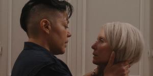 Miranda and Che Diaz,a queer,non-binary podcaster and comedian,during the kitchen sex scene.