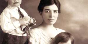 Vane Lindesay (left) aged four c1924 with his mother,Mildred,and sister,Winnie. 