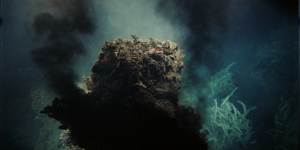 A hydrothermal vent spewing hot water,known as a “black smoker”,in the Pacific. 