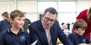 Daniel Andrews with year 3 students Will and Samson at Seaford North Primary. 