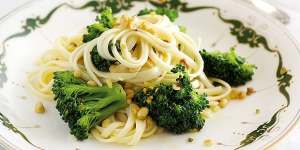 Simple vegetarian and quick Linguine with broccoli,lemon and pinenuts.