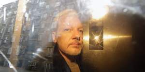 Ecuadorians to let US officials'help themselves'to Assange's gear