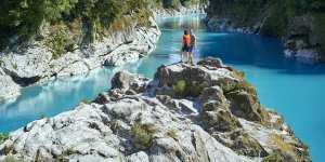 Hokitika Gorge is a sight to behold,with stunning blue waters surrounded by greenery.