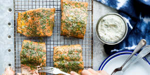 Smoke your own salmon with this easy set-up.