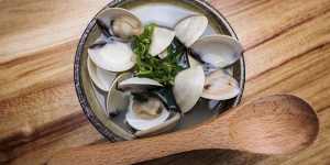 Sake-steamed baby clams.