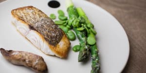 (Fish)head-to-tail:Snapper with its liver,asparagus and broad beans.