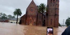 ‘A tragedy unfolding in front of our eyes’:Estimated 400 still trapped in Lismore flood