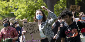 Riot squad,mounted police chase protesting Sydney University students