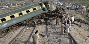 Train derailment sprawls carriages across tracks in Pakistan,dozens die