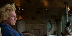 Lionel Buckett,the owner of the paper and a sustainable builder,also operates the “Love Cabins” ecotourism business in Bilpin.