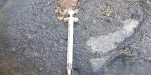 Heroin deaths drop as government recommits to delayed injecting room