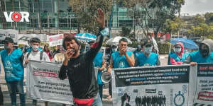 Refugee leader Ezat Ahmadi fronts a peaceful protest in Indonesia.