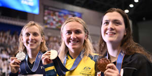 Ariarne Titmus with her 400m freestyle gold medal at the world championships alongside Katie Ledecky and Erika Fairweather.
