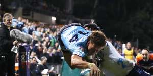 Mark Nawaqanitawase scores a try for the Waratahs in 2022.