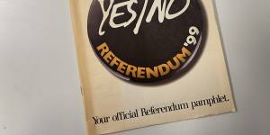 The official pamphlet laying out the Yes and No cases from the 1999 republic campaign.