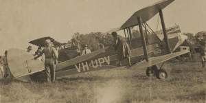 “Mrs Lores Bonney overhauls her machine,a DH 60G Moth,My Little Ship,VH-UPV,at Darwin.”