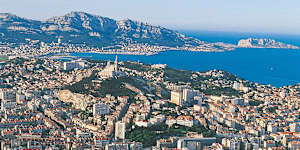 Looking south across Marseille,France’s oldest city,to the Mediterranean,you can see the U-shaped Vieux-Port,a focal point of the city for 2600 years.