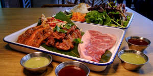 Barbecue sets come with vermicelli,Vietnamese mint and greens.