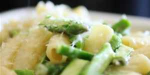 Macaroni cheese with asparagus