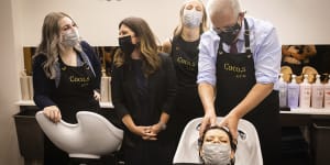 Hairdresser stunt shows a prime minister who refuses to listen