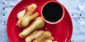 Adam Liaw's lenguas de gato (cat's tongues).