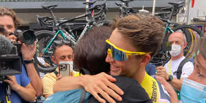 Wearing the Tour de France yellow jersey,Jai Hindley is congratulated by his mum,Robyn.
