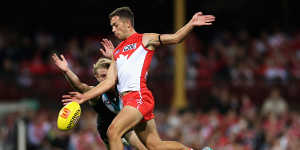 Olli Florent had the chance to win the game for the Swans but failed to make the distance after the siren.