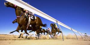 The field rounds the bend onto the final straight in the Birdsville Cup. 