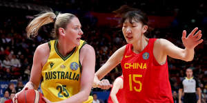 Lauren Jackson playing for Australia at the 2022 World Cup.