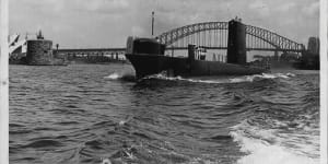 HMAS Otway slips past Fort Denison in 1971.