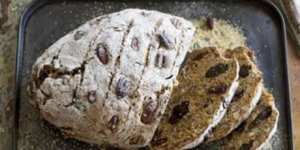 Roasted pecan,pumpernickel and date soda bread