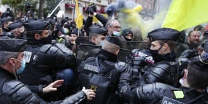 Demonstrators torch cars,smash windows in Paris protest