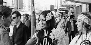 Peace,love and “flower power” was the mantra of the hippie generation:handing out daffodils to Kings Cross pedestrians in 1969.