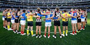 Collingwood and Melbourne players pause in memory of Neale Daniher 