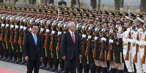 Malcolm Turnbull,with Premier Li Keqiang,receives a ceremonial welcome at the Great Hall of the People in Beijing.