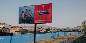 A Russian military recruitment billboard reads:“Heroes are not born,they are made.”