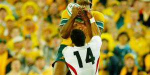 Lote Tuqiri beats England’s Jason Robinson to the ball,resulting in Australia’s first try of the 2003 Rugby World Cup final.