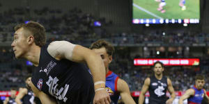 Patrick Cripps looks to dish off a handball against the Western Bulldogs.