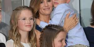 “He gets credit for it[being the fun parent],and I want to be like,‘I like Oreos too! I’m fun too!’” actor Jennifer Garner reportedly said.