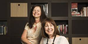 Biographer Darleen Bungey (right),and her author sister Geraldine Brooks in 2014.