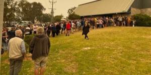 People lining up to register for evacuation at Mallacoota on Thursday.