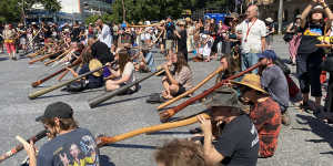 Didgeridoo ‘flash mob’ fills square in bid to break world record