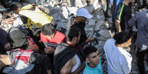 People search buildings destroyed during airstrikes on November 18,2023 in Khan Yunis,Gaza. 
