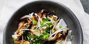 Stir-fried rice noodles with chicken and squid.